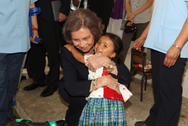 Doña Sofía recibe un cariñoso abrazo de una niña alumna del Proyecto Social de la ONGD Futuro Vivo